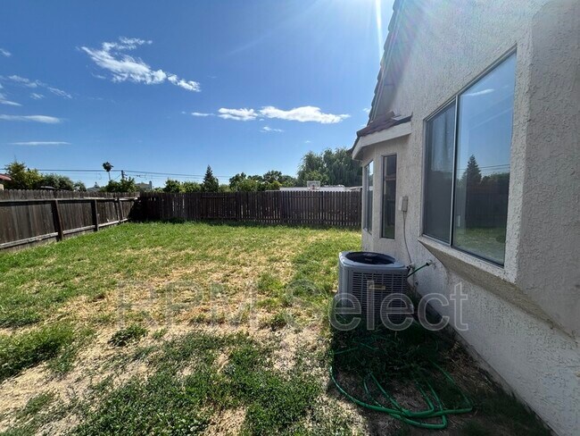 Building Photo - 4956 Villa Royale Way