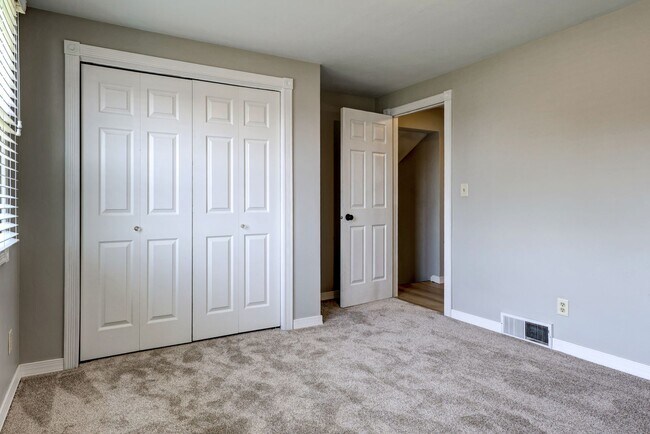Building Photo - 1216 Meadow Ln