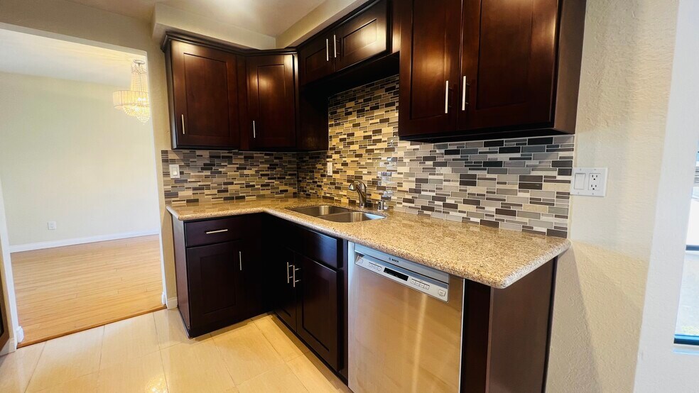 Kitchen - 336 N Louise St