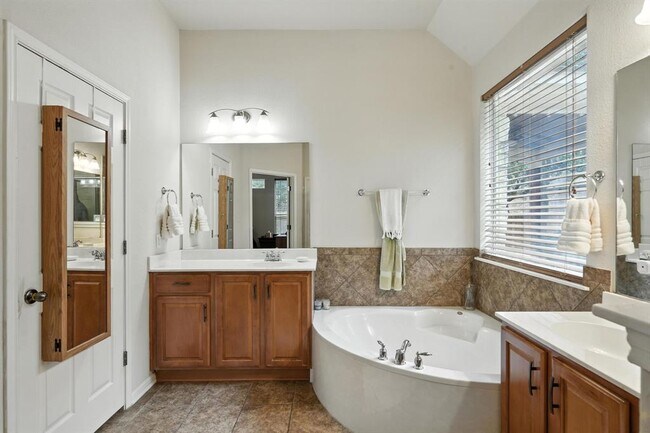 Building Photo - 1802 Misty Ridge