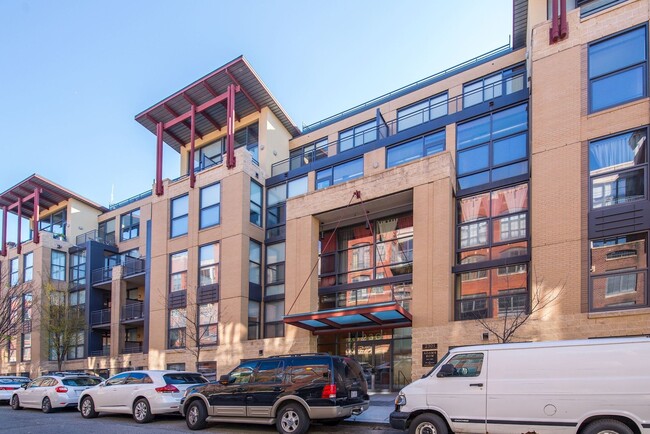 Building Photo - 2 bedroom 2 bath condo in Adams Morgan