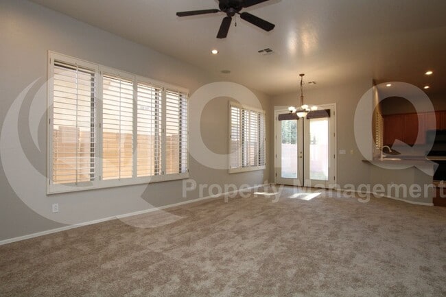 Building Photo - 2039 W Olive Way