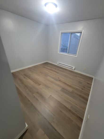 Building Photo - 425 10th St N