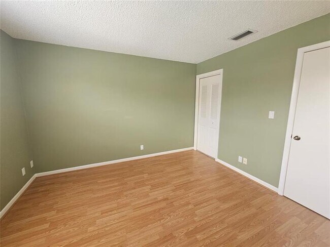 Building Photo - 633 Lake Point N Ln