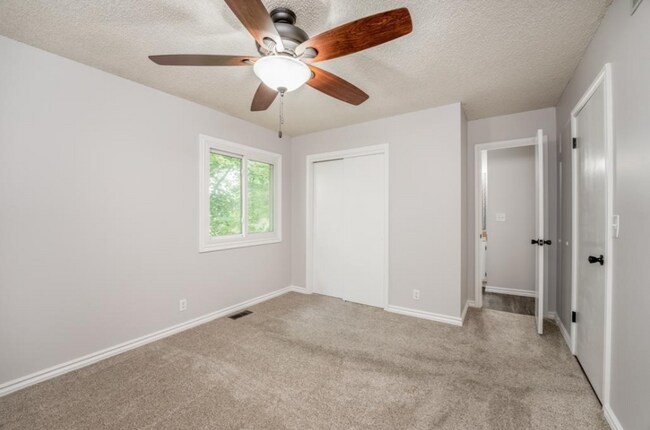 Building Photo - Cute 3 bedroom house near shopping, restau...