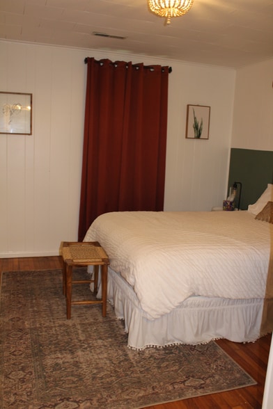 Building Photo - 117 W Poplar St