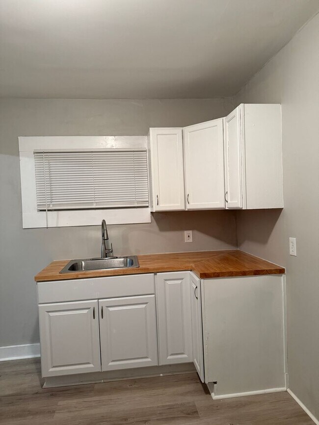 Building Photo - 861 N Drexel Ave