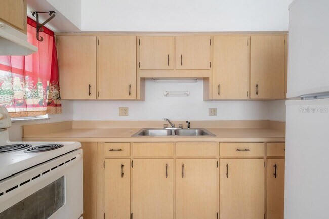 Building Photo - 649 W 11th St