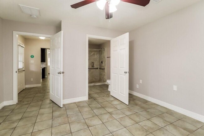 Building Photo - 4002 Ashwood Dr