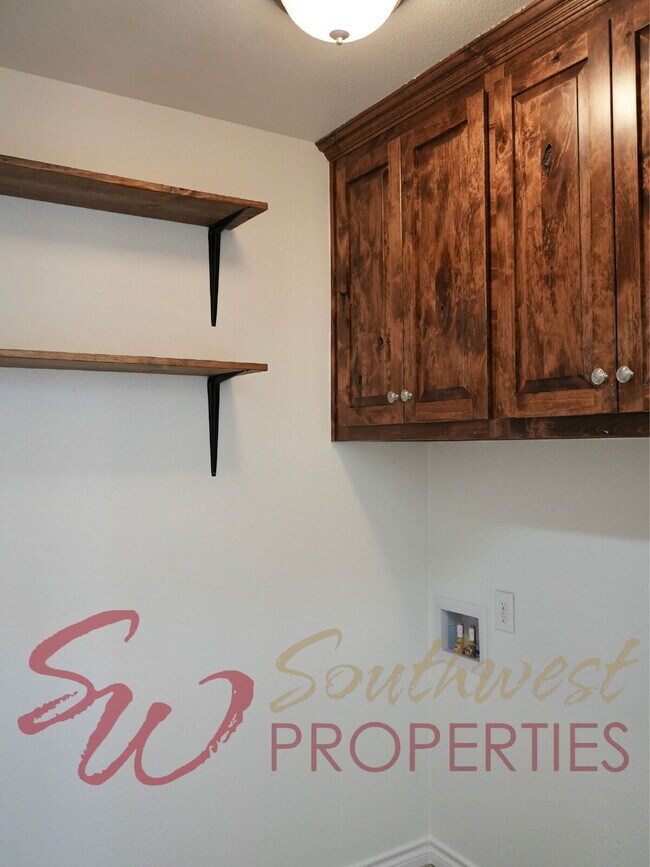 Building Photo - Good looking 3 bedroom 2 bath with huge yard!