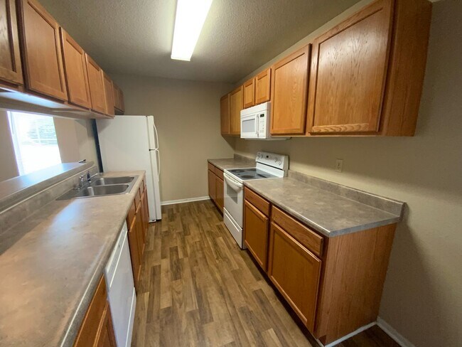 Building Photo - 3 Bedroom 2 Bathroom Duplex