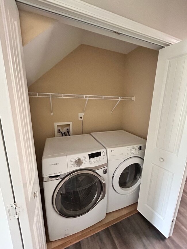 Building Photo - Large family rental available in Maple Hill