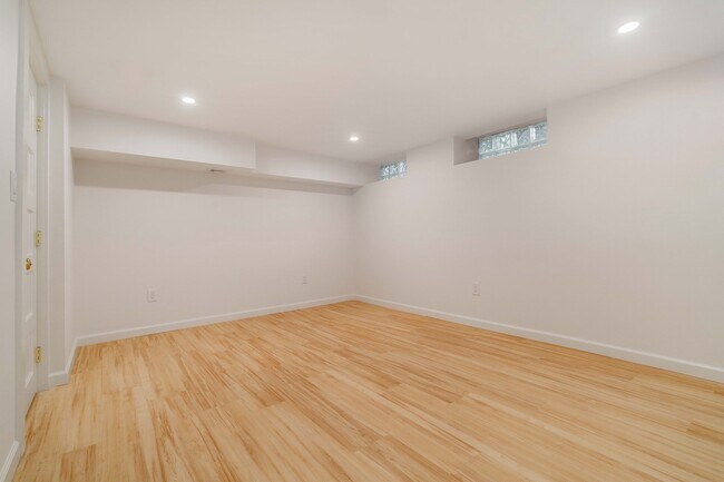 Building Photo - 26 Beals St