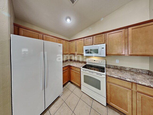 Building Photo - 1172 E Elm Rd