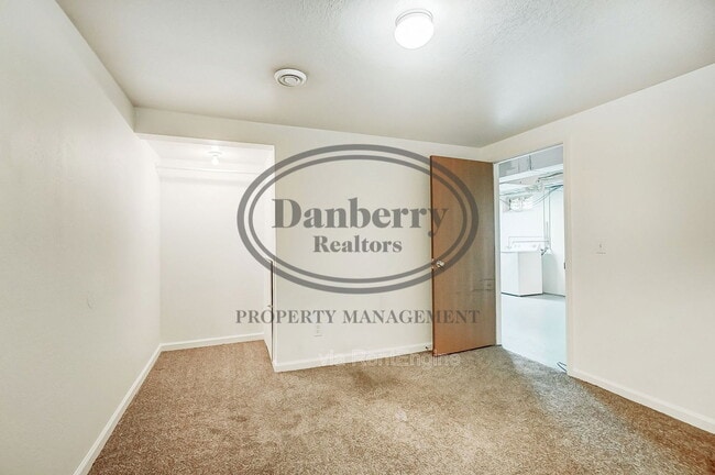 Building Photo - 347 Darrow Ave