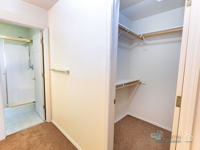 Building Photo - 2 Bedroom, 2.5 Bath Close to Nike and Intel!