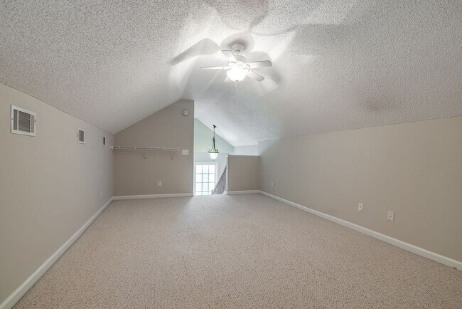 Building Photo - Beautiful Custom Home on Golf Course