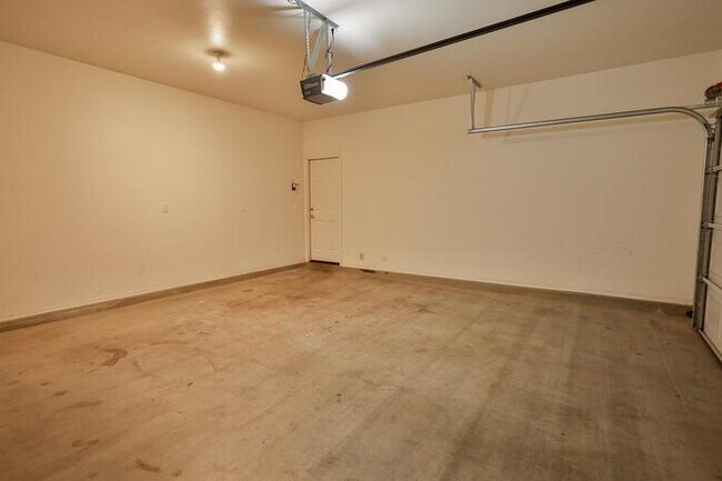 Building Photo - 831 W Calle Valenciana