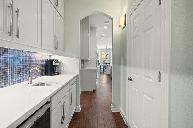 Building Photo - 1213 Grosvener Ct