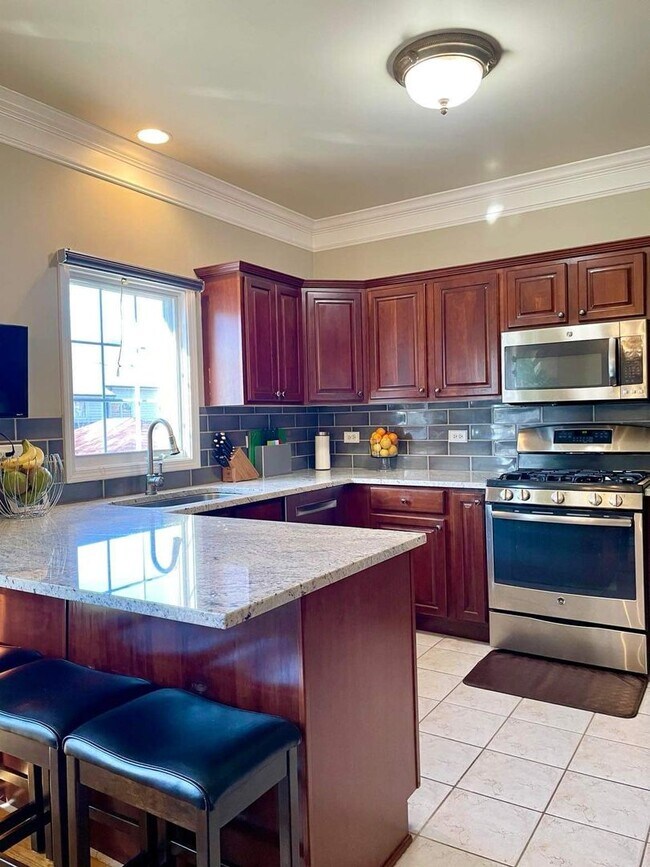 Building Photo - Downtown Elmhurst Gem – 3-Bed Townhome with Balcony, Courtyard & Garage