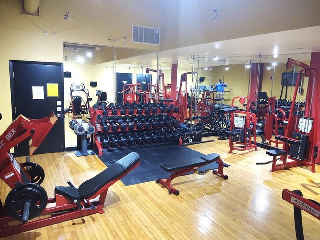 Building Photo - 705 Main St