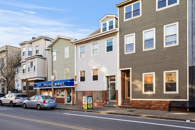 Building Photo - 294 Meridian St