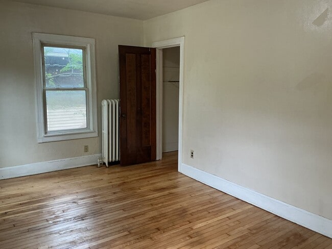 Building Photo - 3 bedroom single family home with off stre...