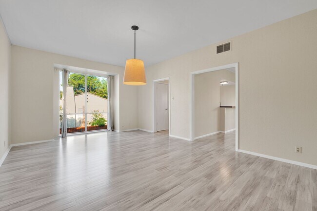 Building Photo - Charming 2 Bedroom Condominum