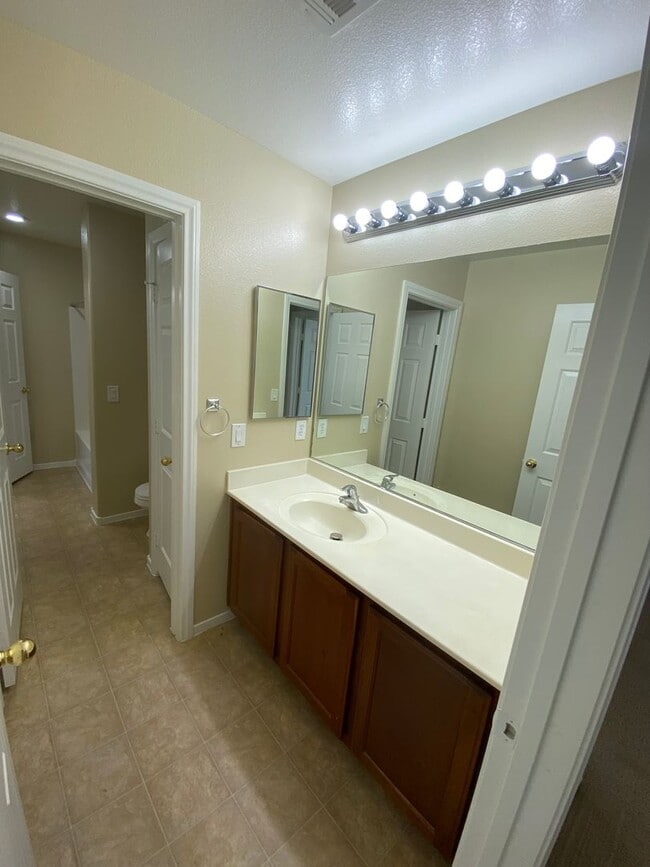 Building Photo - Beautiful 6 bed/3 bath home located in the SW area of Las Vegas