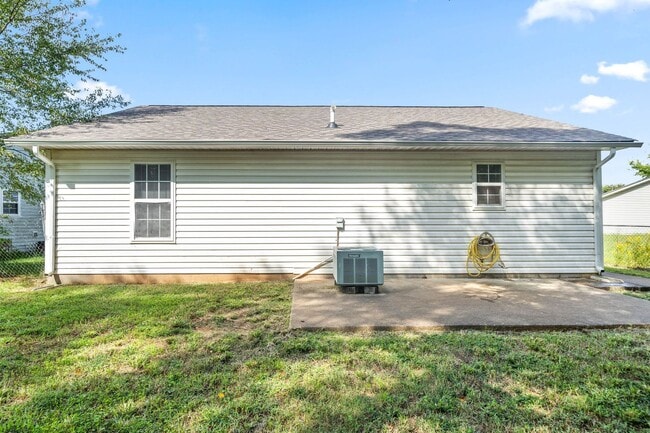 Building Photo - Lovely ranch style minutes from Fort Campbell