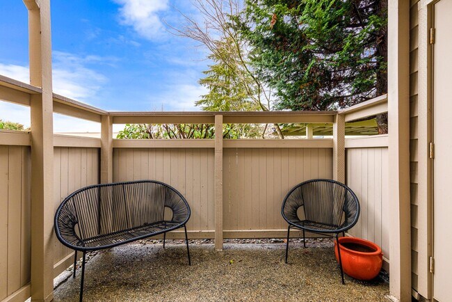 Building Photo - 1/2 off First month's rent! Beautifully updated Ground Floor 2 Bedroom 1 Bath Water/Sewer/Garbage...