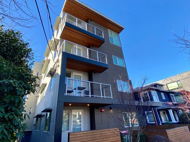 Building Photo - Sola 16