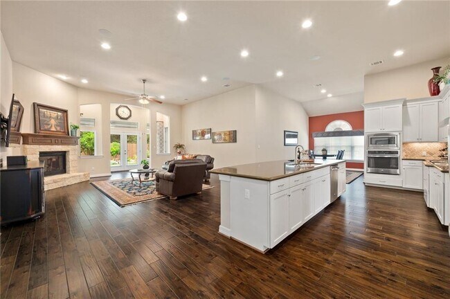 Building Photo - 205 Lake Como Dr