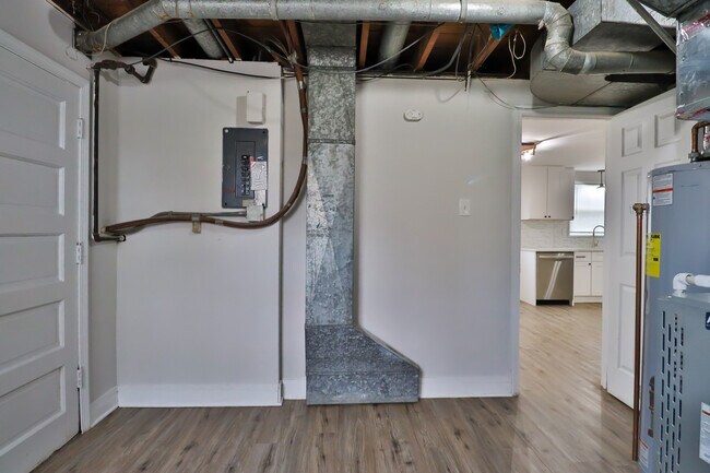 Building Photo - 16039 Marian Dr