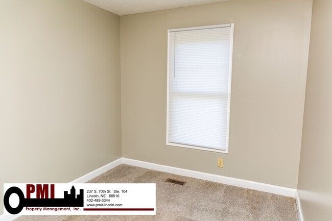 Building Photo - 3 Bedroom and 1.5 bathroom Duplex for rent