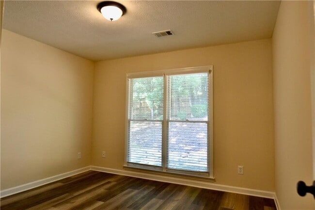 Building Photo - 911 Oakwood Dr