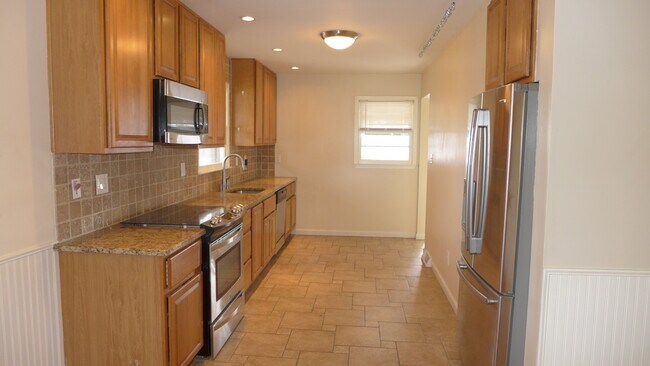 Building Photo - 93 Great Lake Dr