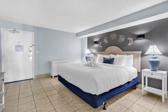 Building Photo - 647 N Creekside Dr