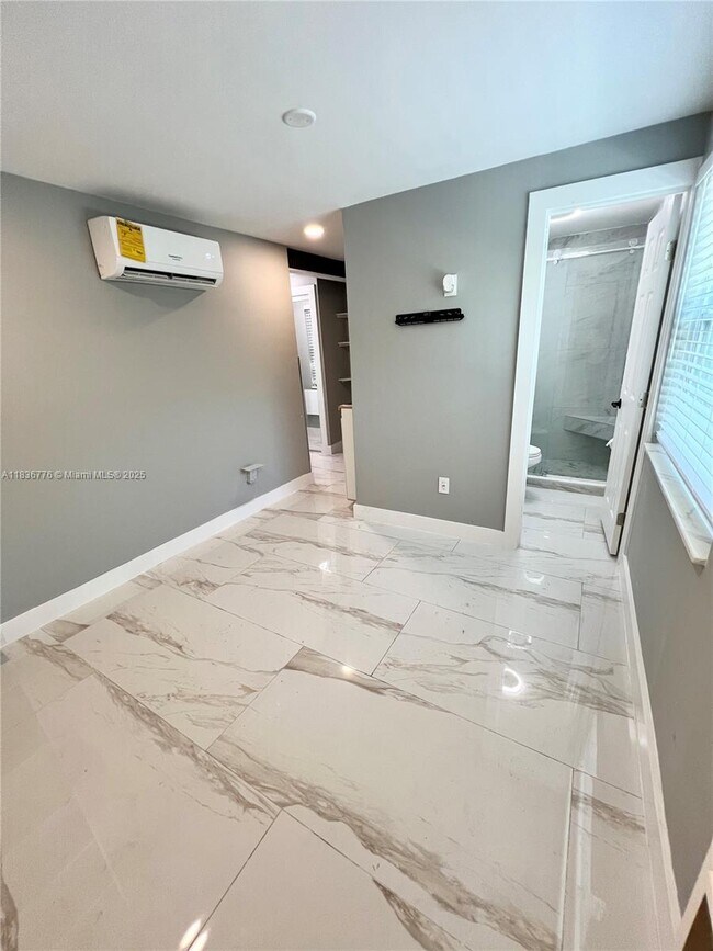 Building Photo - 511 N 70th Way