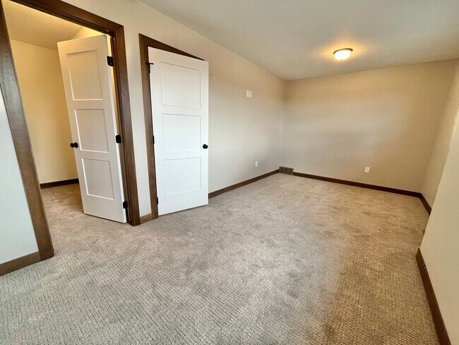 Building Photo - 5 Bed/2.5 Bath Twinhome For Rent!!