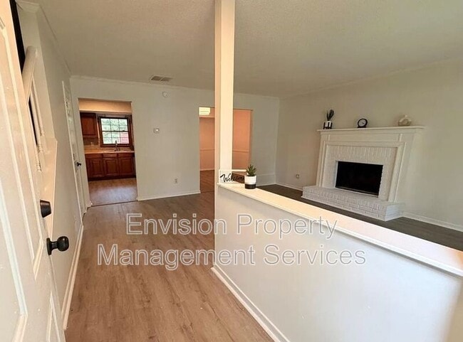 Building Photo - 702 Redland Dr