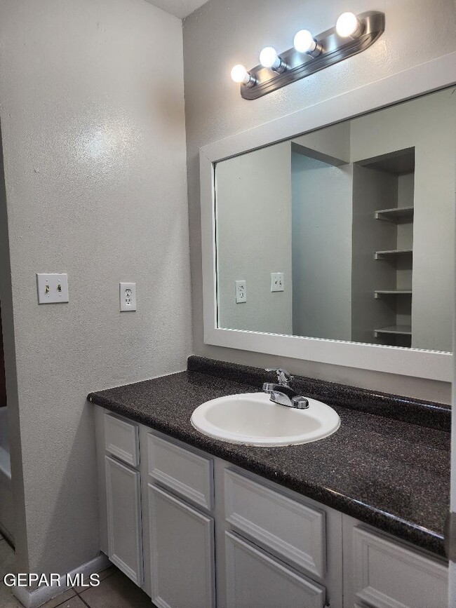 Building Photo - 2912 E Glen Dr