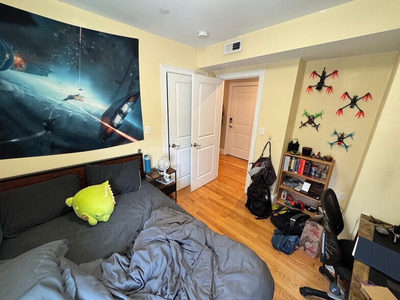 Building Photo - 183 River St