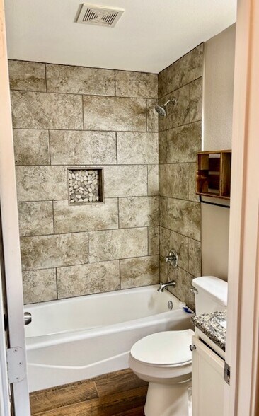 hall bathroom - 118 Susan St