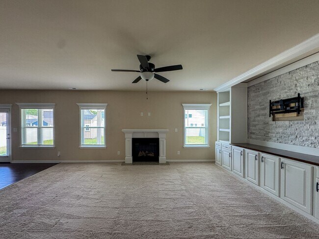 Building Photo - Stunning 5 Bed 4.5 Bath Fayetteville Home with Fenced Yard