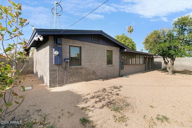 Building Photo - 1118 E Laguna Dr