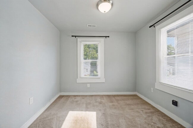 Building Photo - 3 Bed 1.5 bath Updated House Fenced yard -Pets