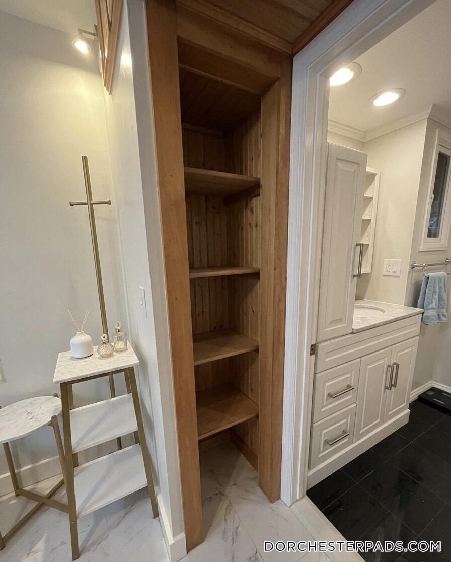 Building Photo - 235 Savin Hill Ave