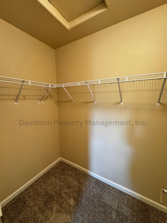 Building Photo - Gorgeous 3 Bedroom Townhouse Near Garden of the Gods