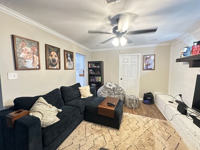 Building Photo - BEAUTIFUL CUSTOM HOME